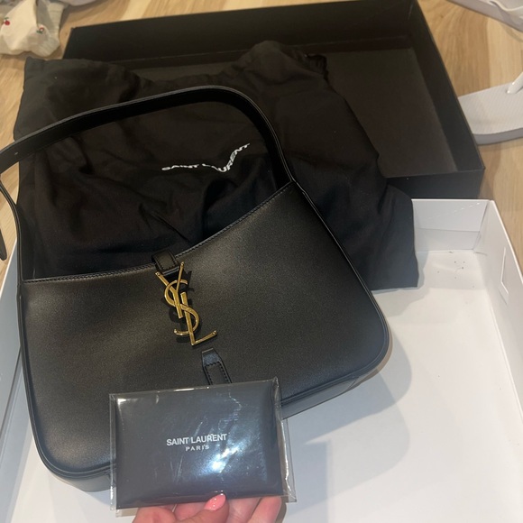 Saint Laurent
Le 5 À 7 Hobo - Picture 3 of 9